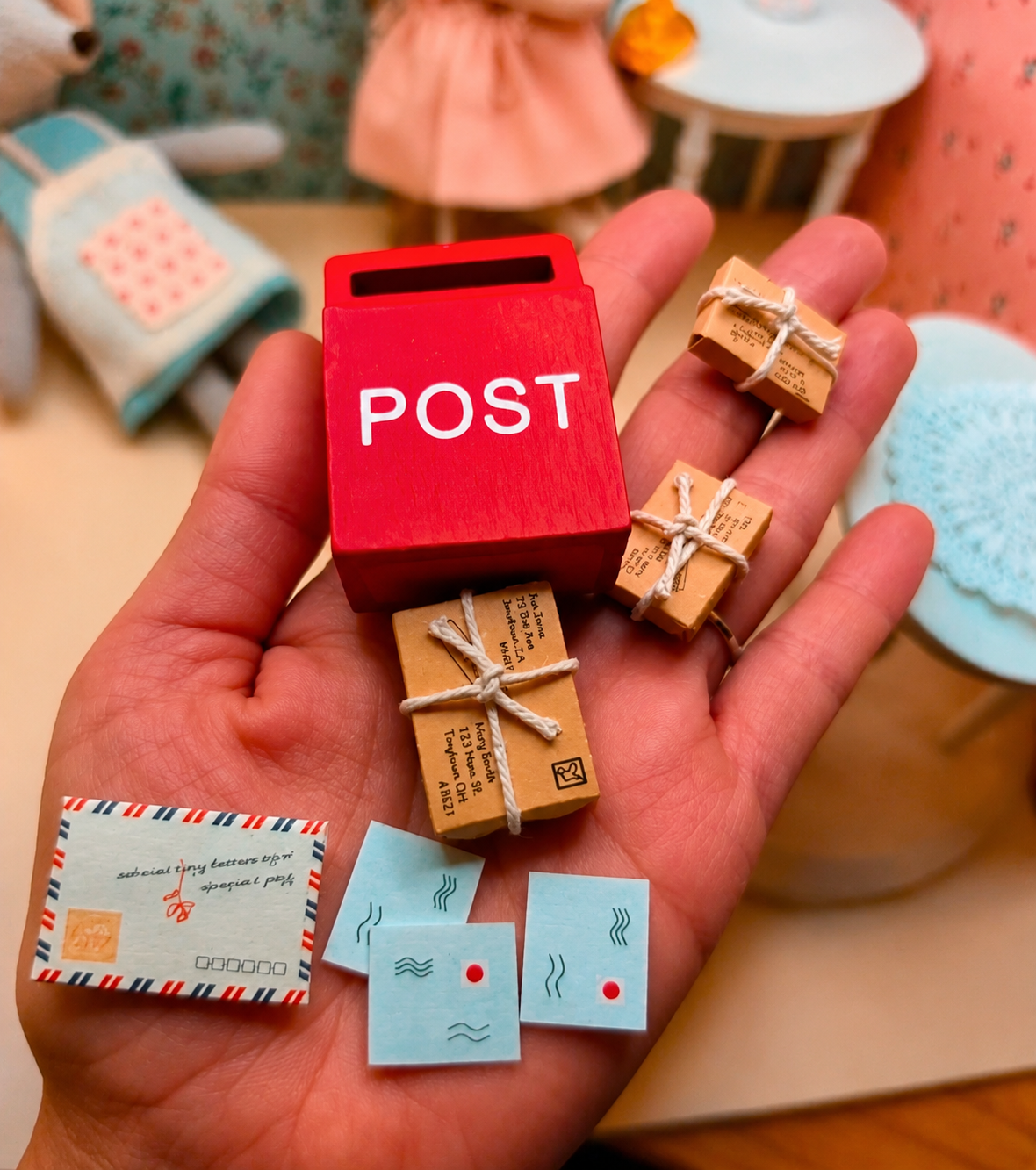 Boite aux lettres en bois avec ses colis et courrier