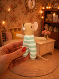 Bébé souris avec tétine