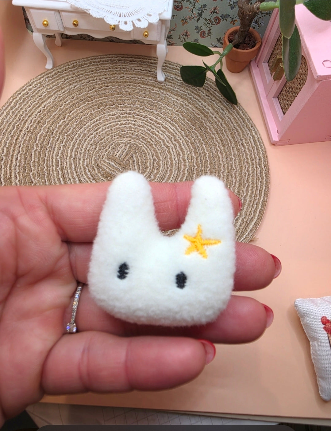 Coussin lapin miniature pour maison de poupée échelle 1/12ème