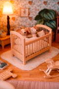 Lit bébé à barreaux en bois
