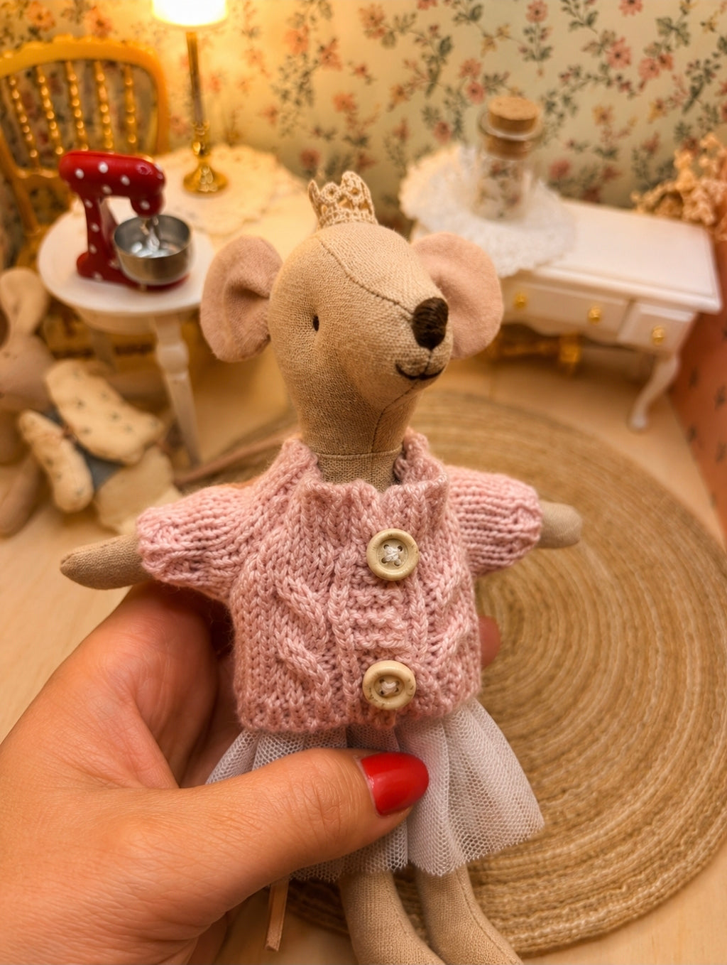 Petit pull à boutons tricoté pour souris