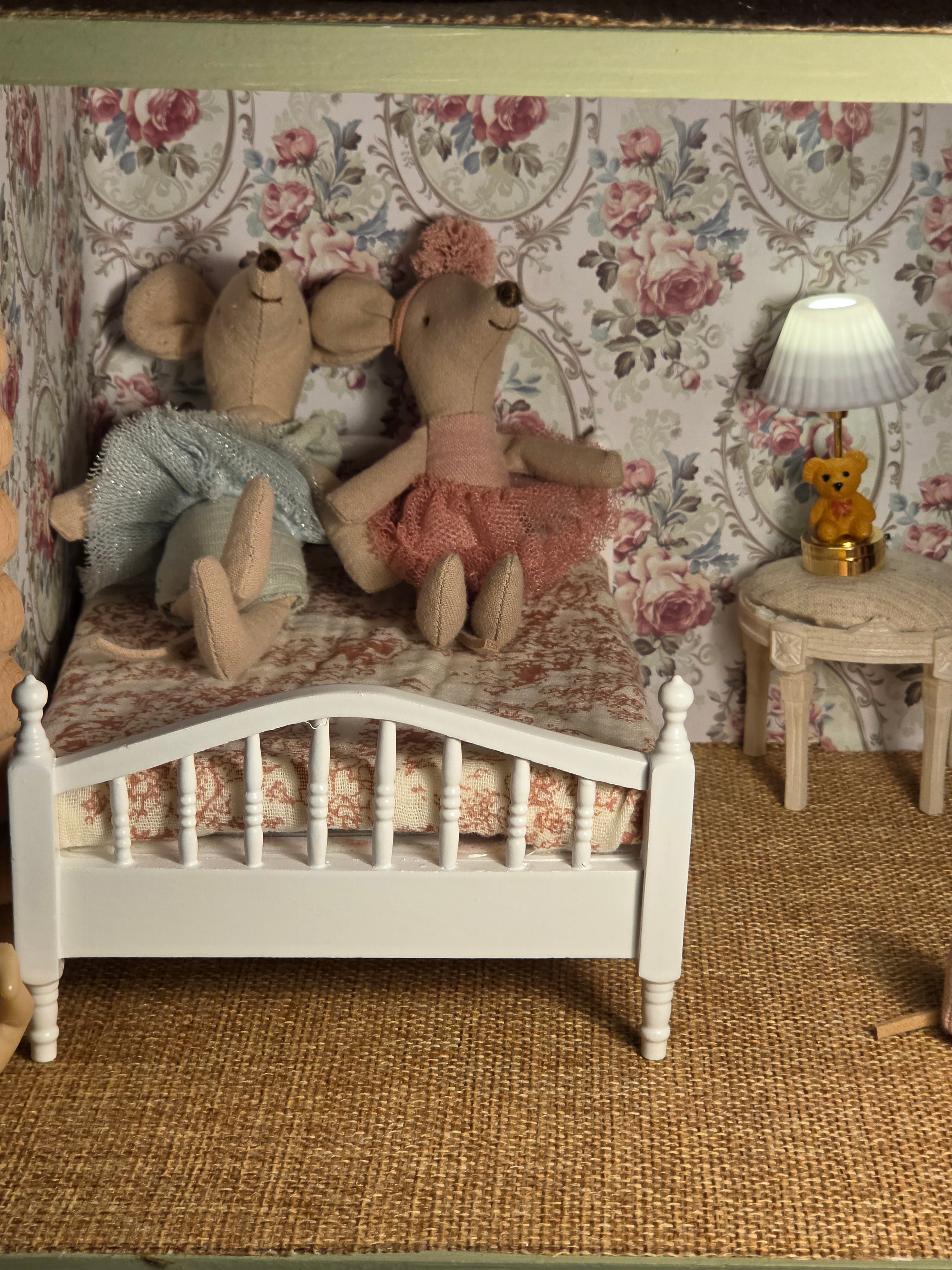 Lit double miniature en bois – Maison de poupée / Souris