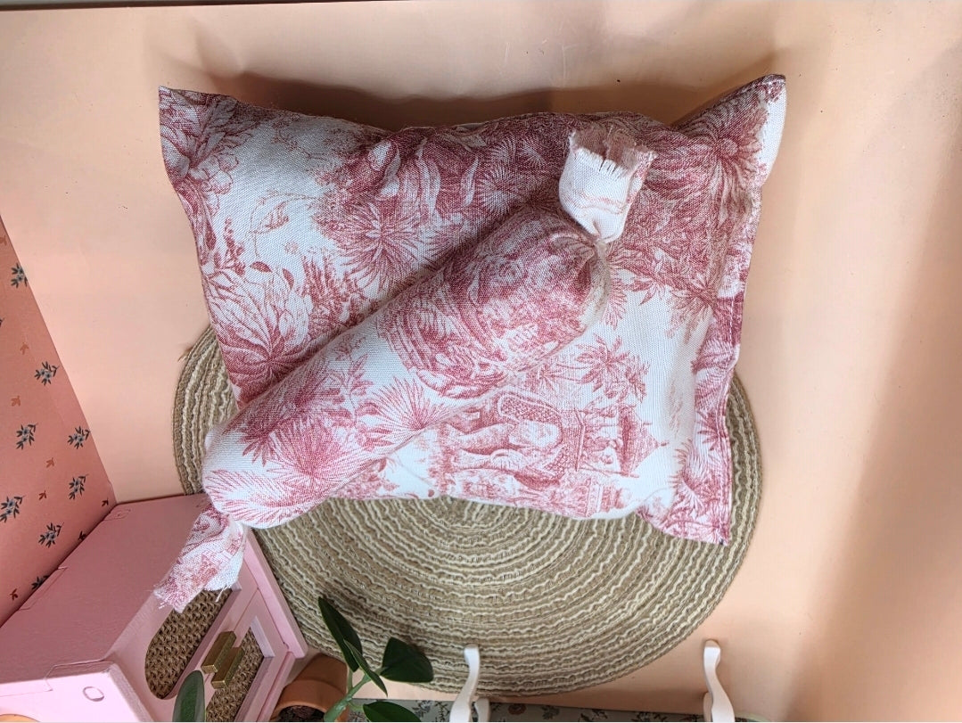 Couette miniature rouge Toile de Jouy & traversin assorti – Échelle 1/12