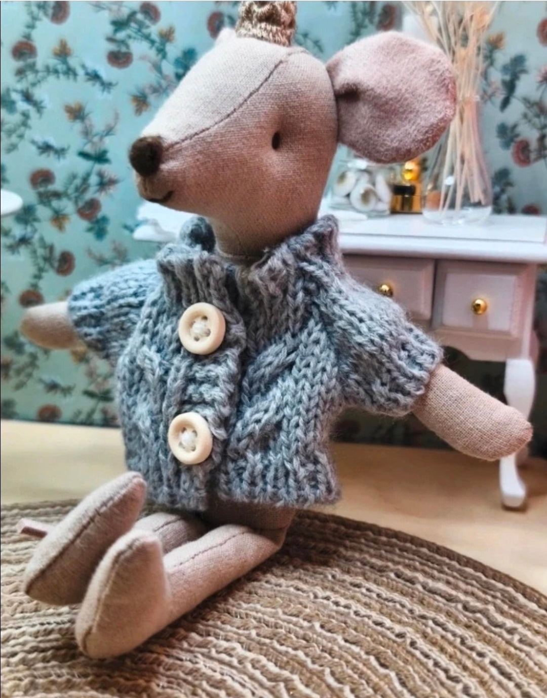 Petit pull à boutons tricoté pour souris