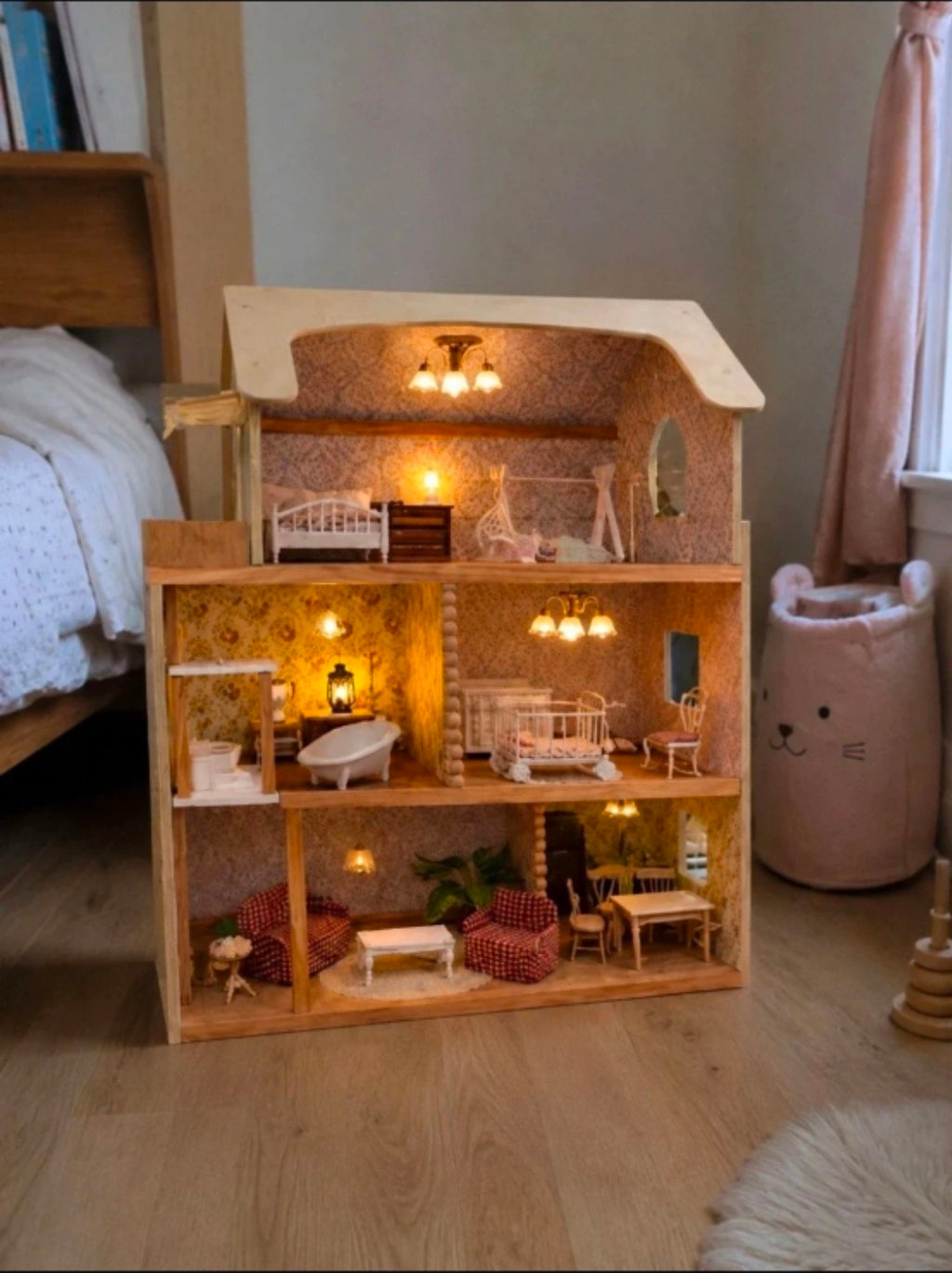 Maison de poupée rénovée & personnalisée
