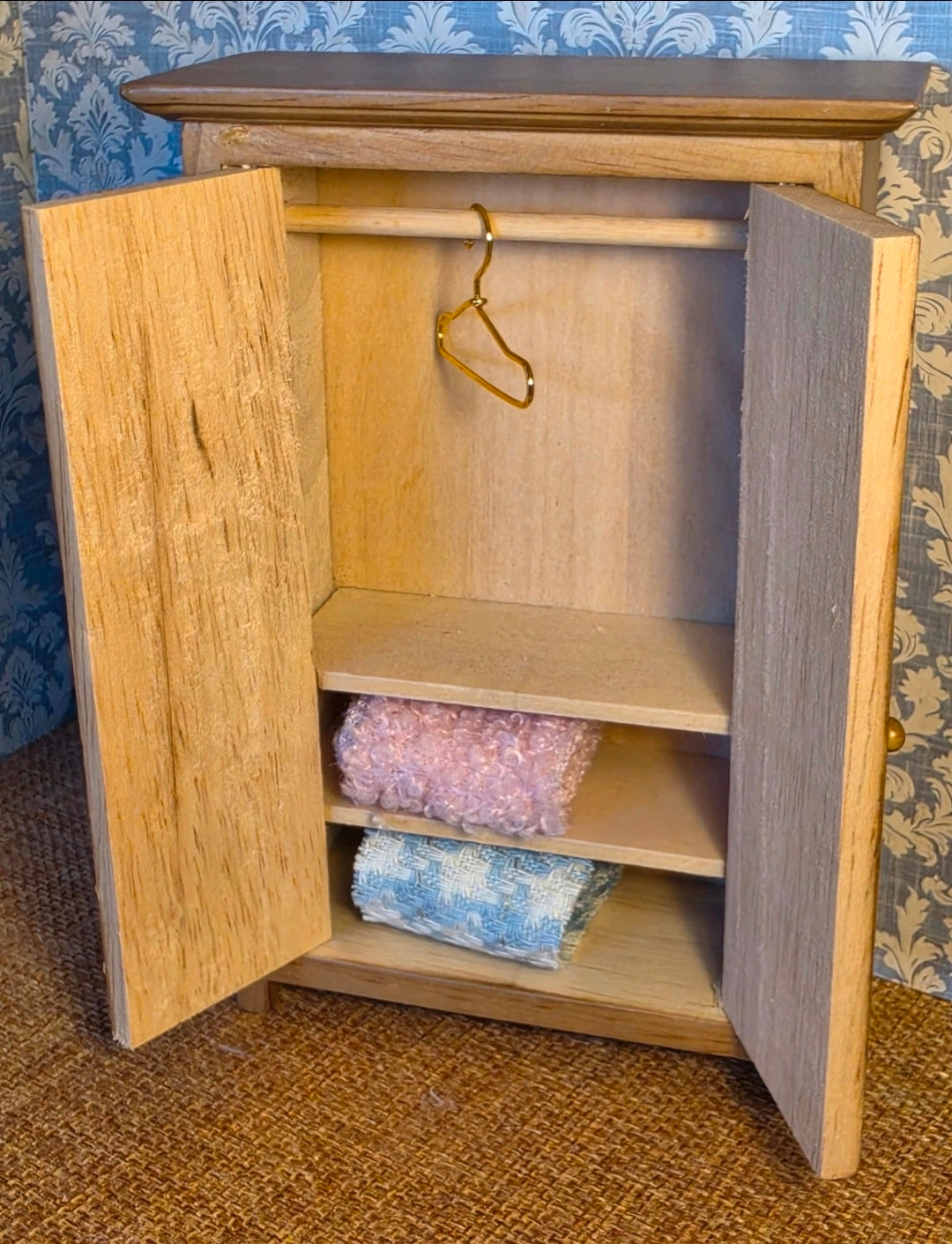 Armoire en bois deux portes avec tringle