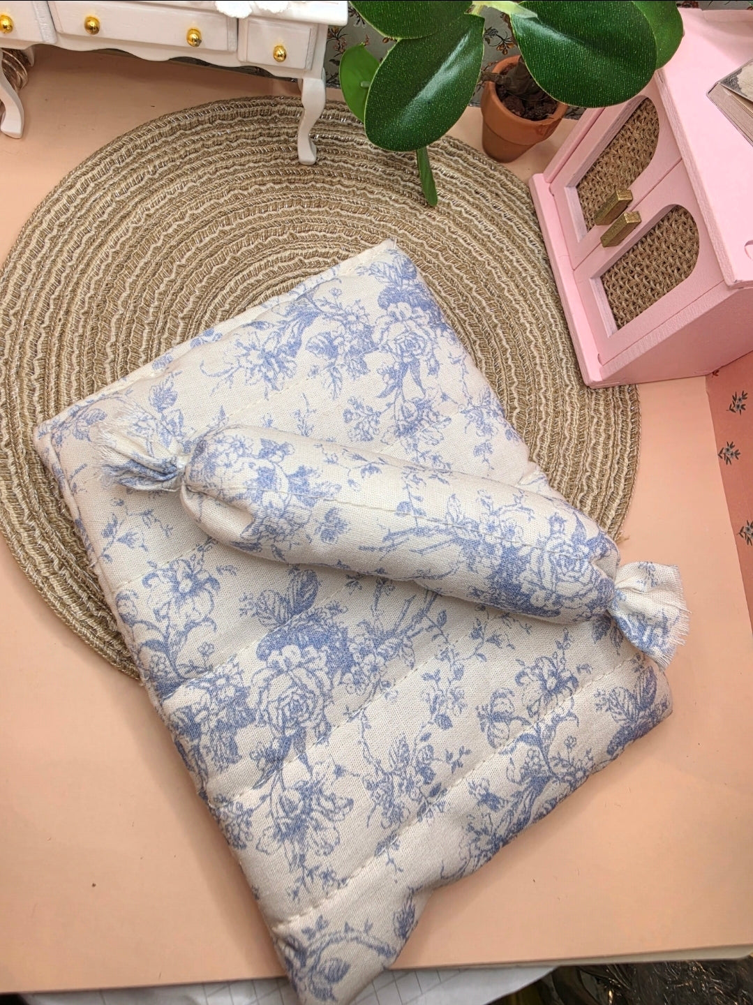 Couette miniature Toile de Jouy & traversin assorti – Échelle 1/12