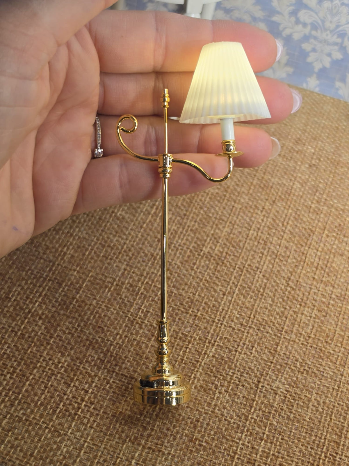 Lampadaire en laiton doré à abat-jour plissé