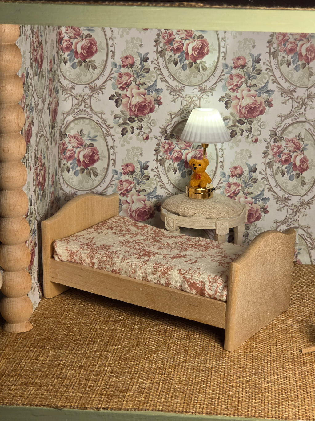 Lit simple miniature en bois – Maison de poupée / Souris