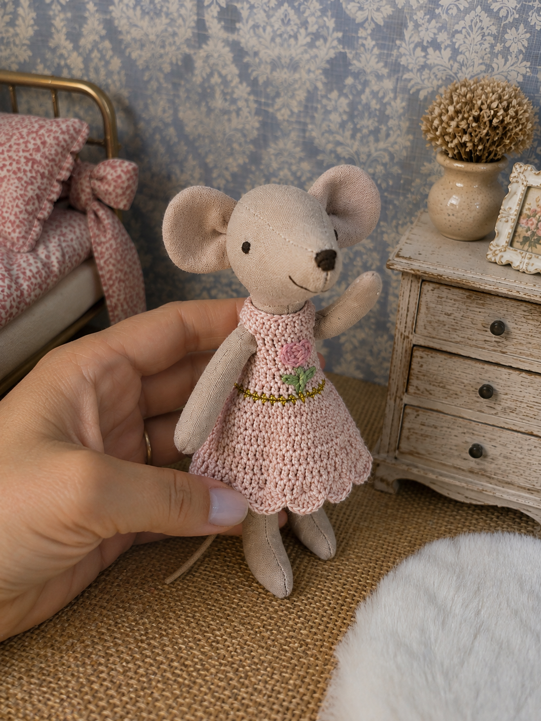 Souris robe rose crochet