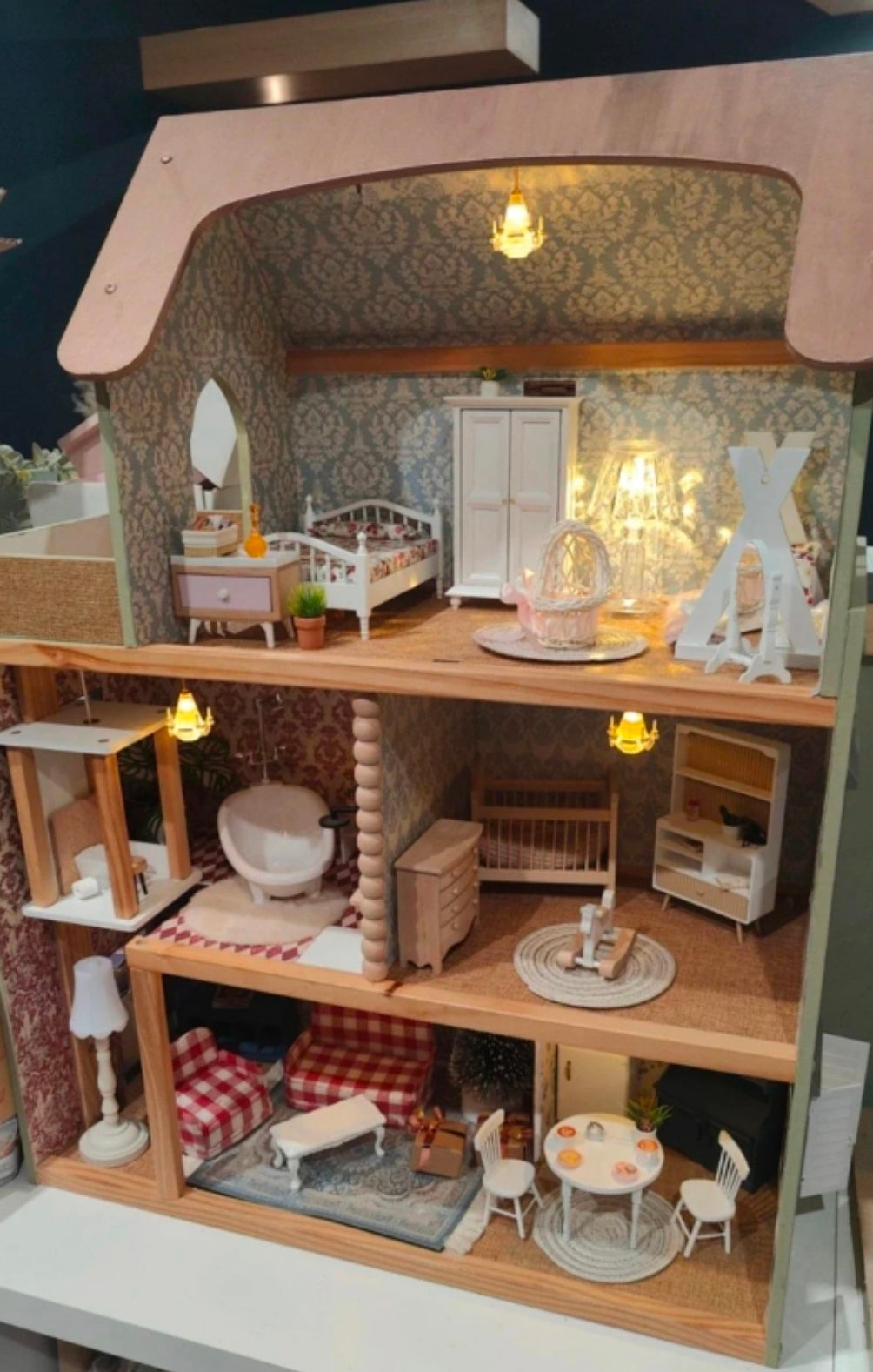 Maison de poupée rénovée & personnalisée
