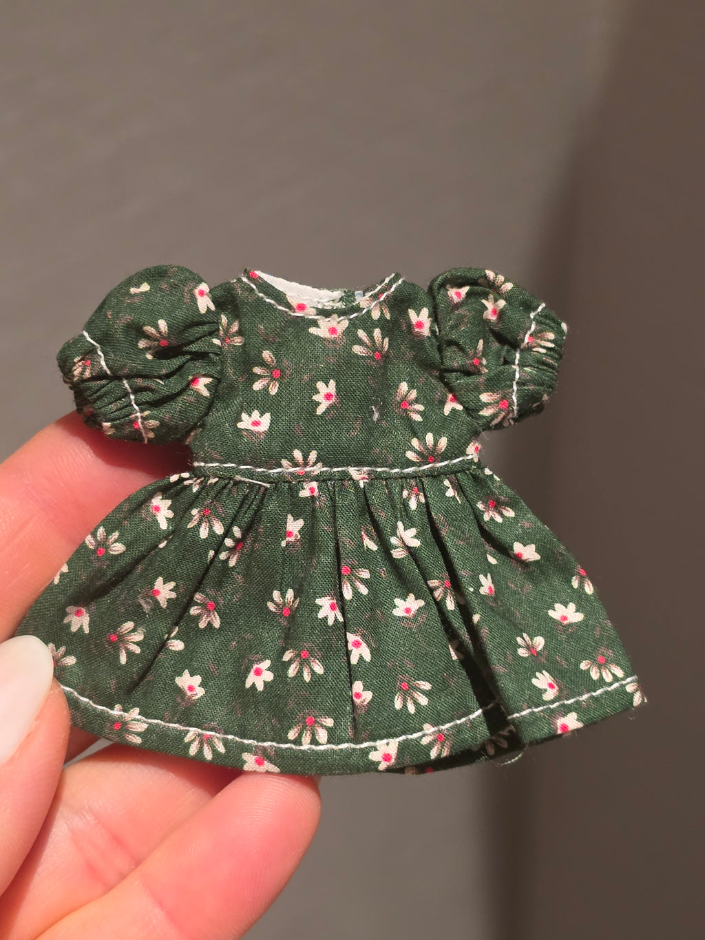 Robe verte fleurie pour petite soeur souris