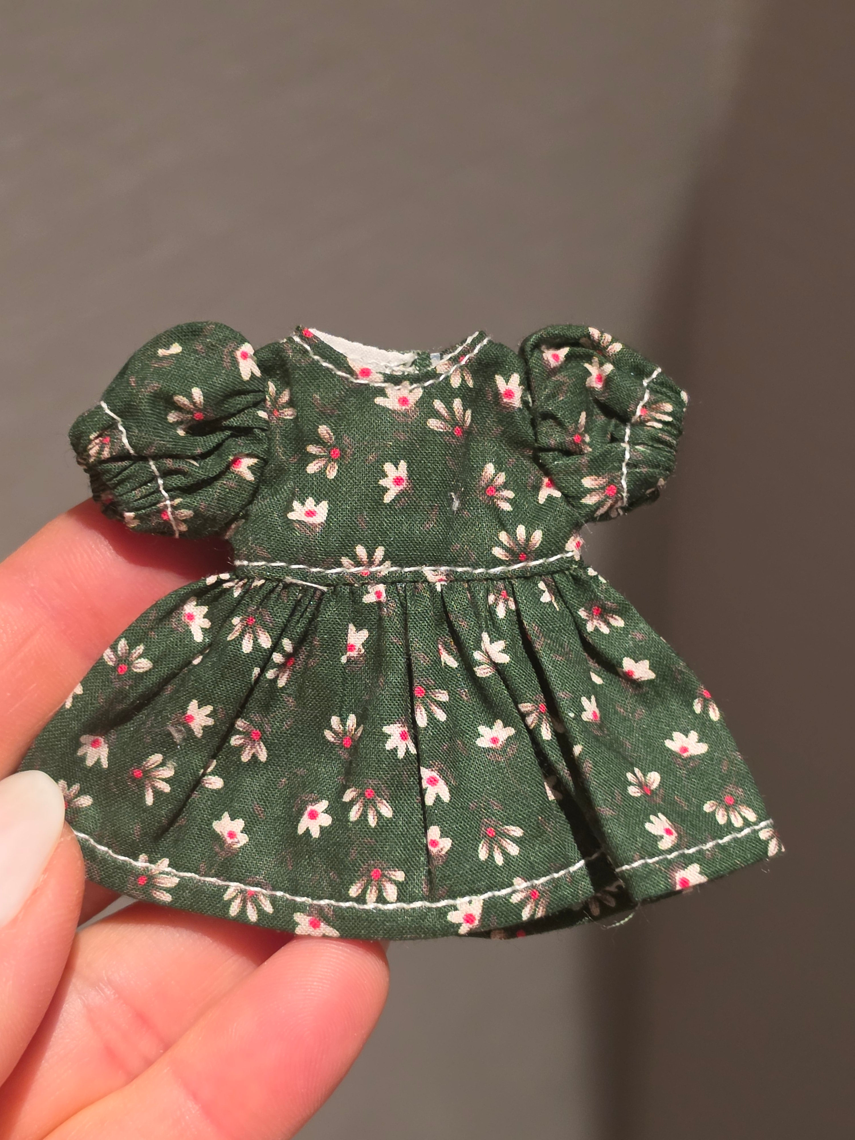 Robe verte fleurie pour petite soeur souris