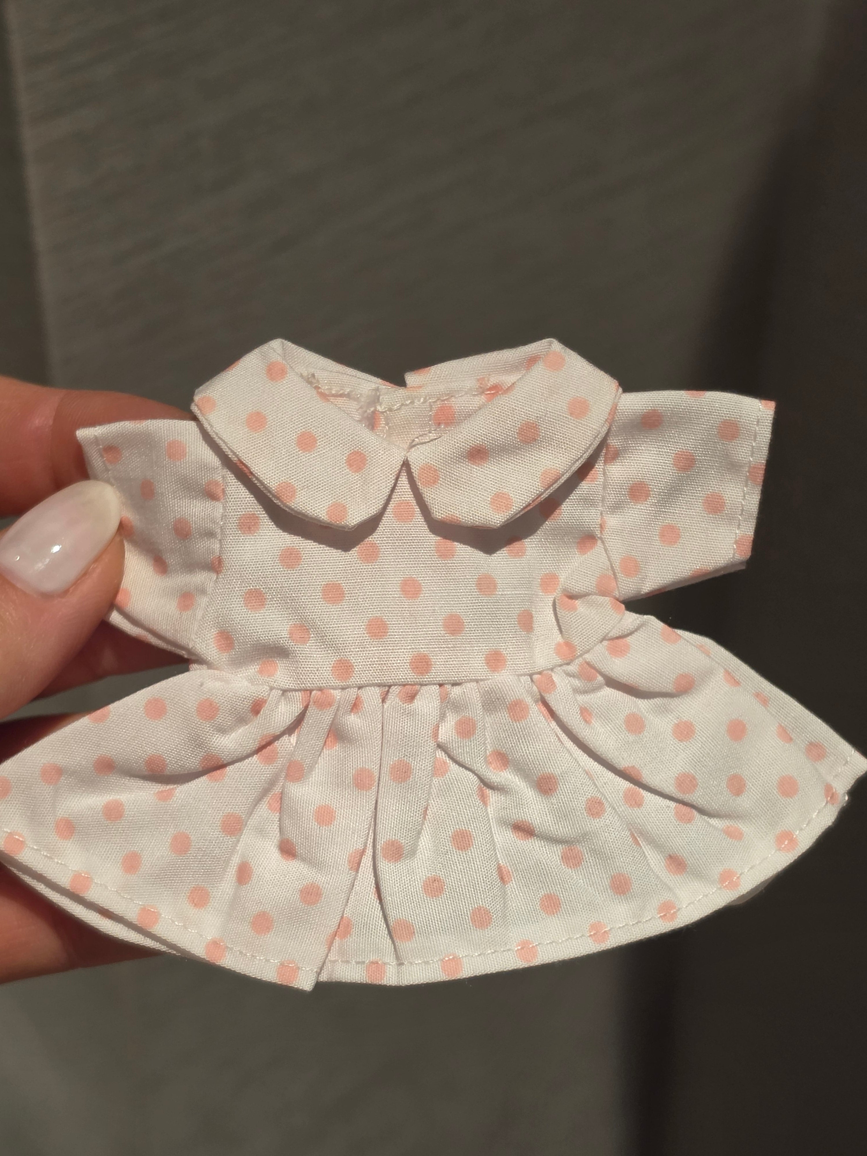 Robe blanche à pois