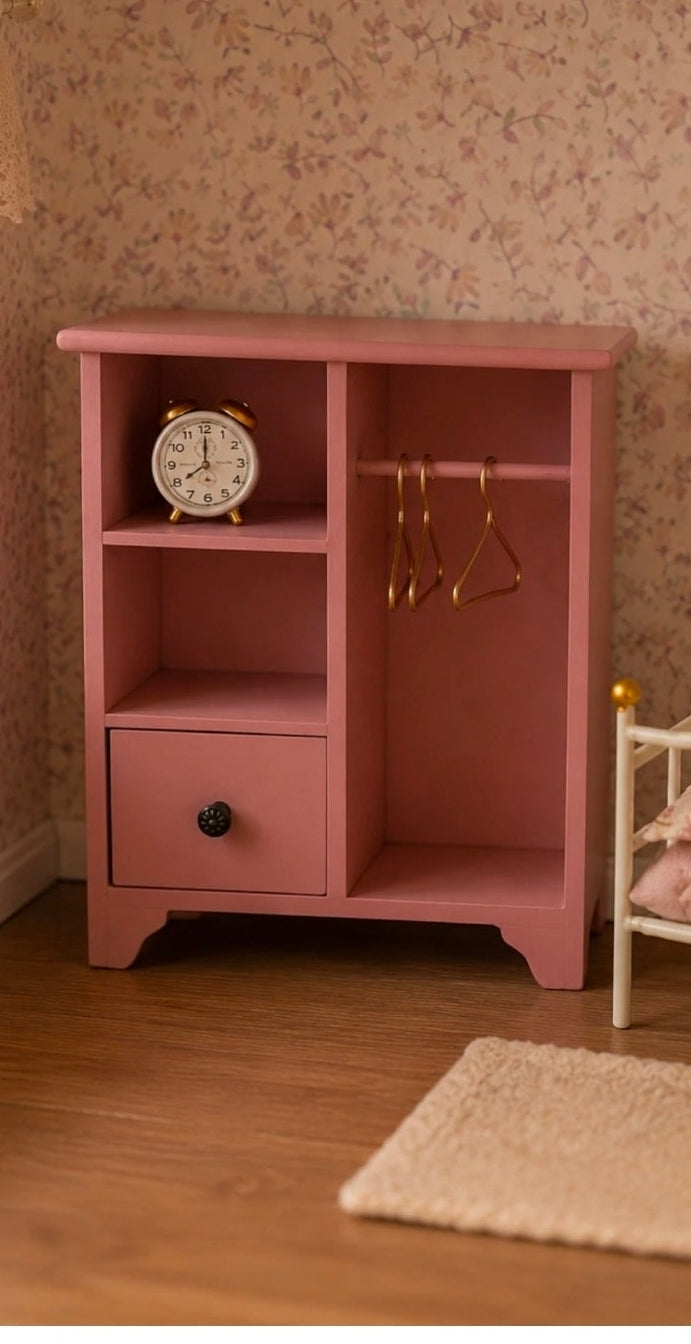 Armoire en bois avec cintres