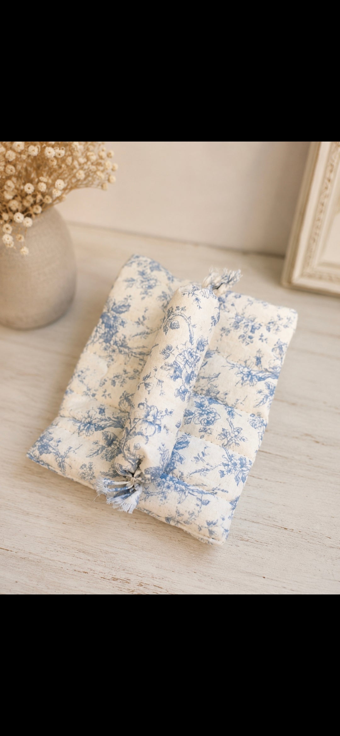 Couette miniature Toile de Jouy & traversin assorti – Échelle 1/12