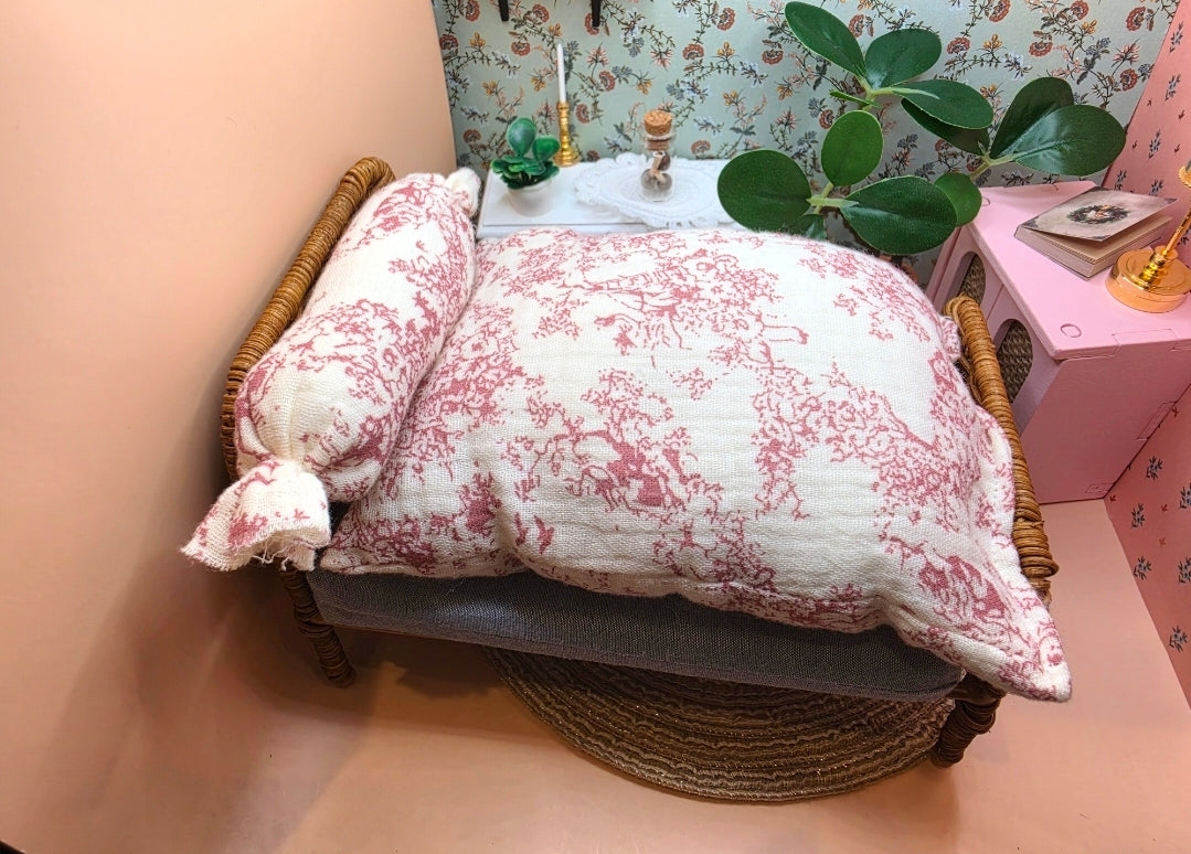 Couette miniature rouge & traversin assorti – Échelle 1/12