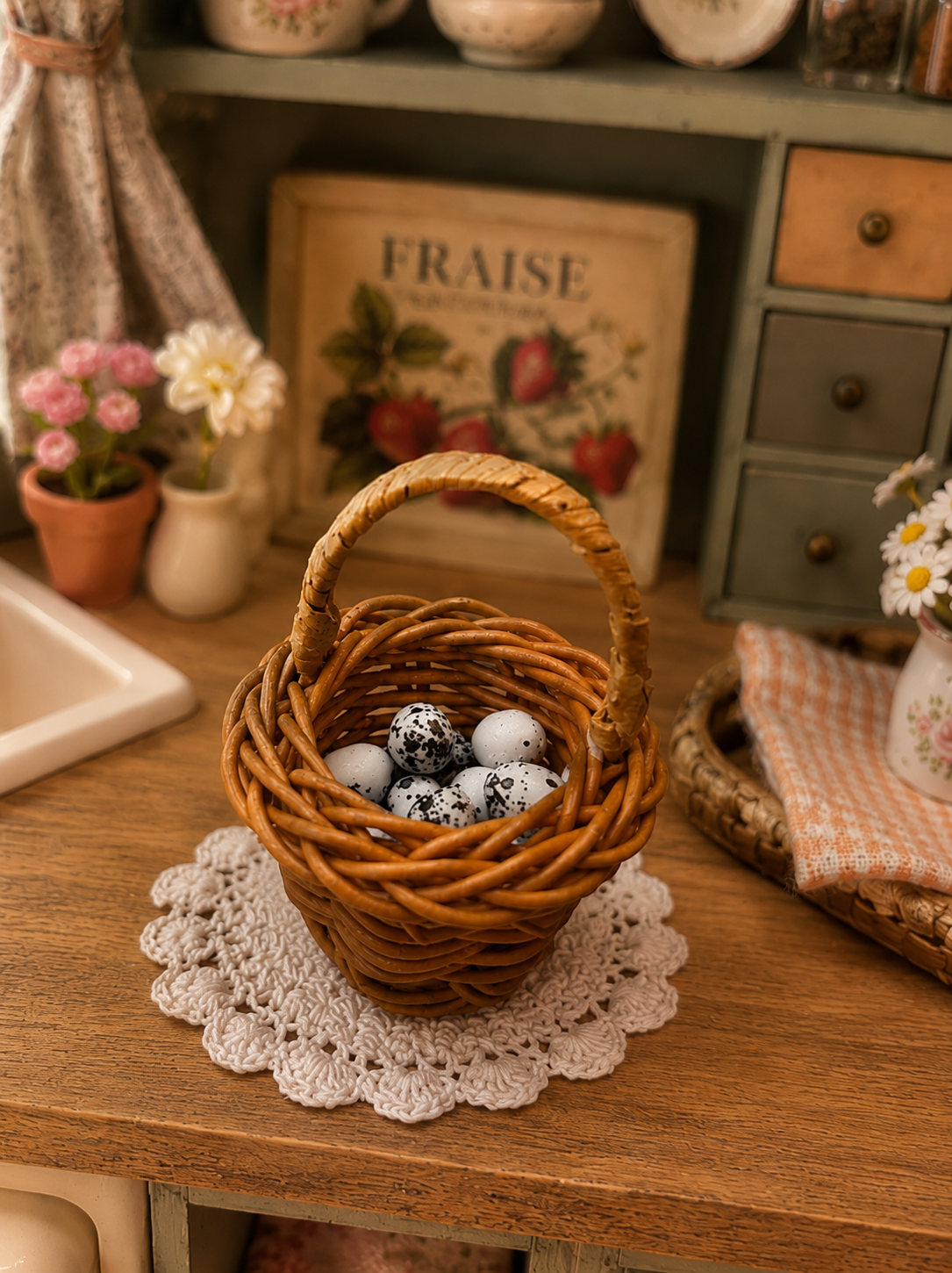 Panier garni d'oeufs de caille miniature pour maison de poupée