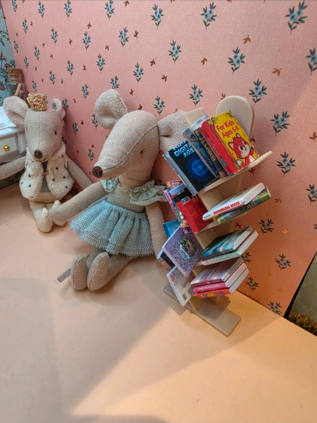 Porte livres/étagères garnie de livres miniature pour maison de poupée miniature, échelle 1/12ème