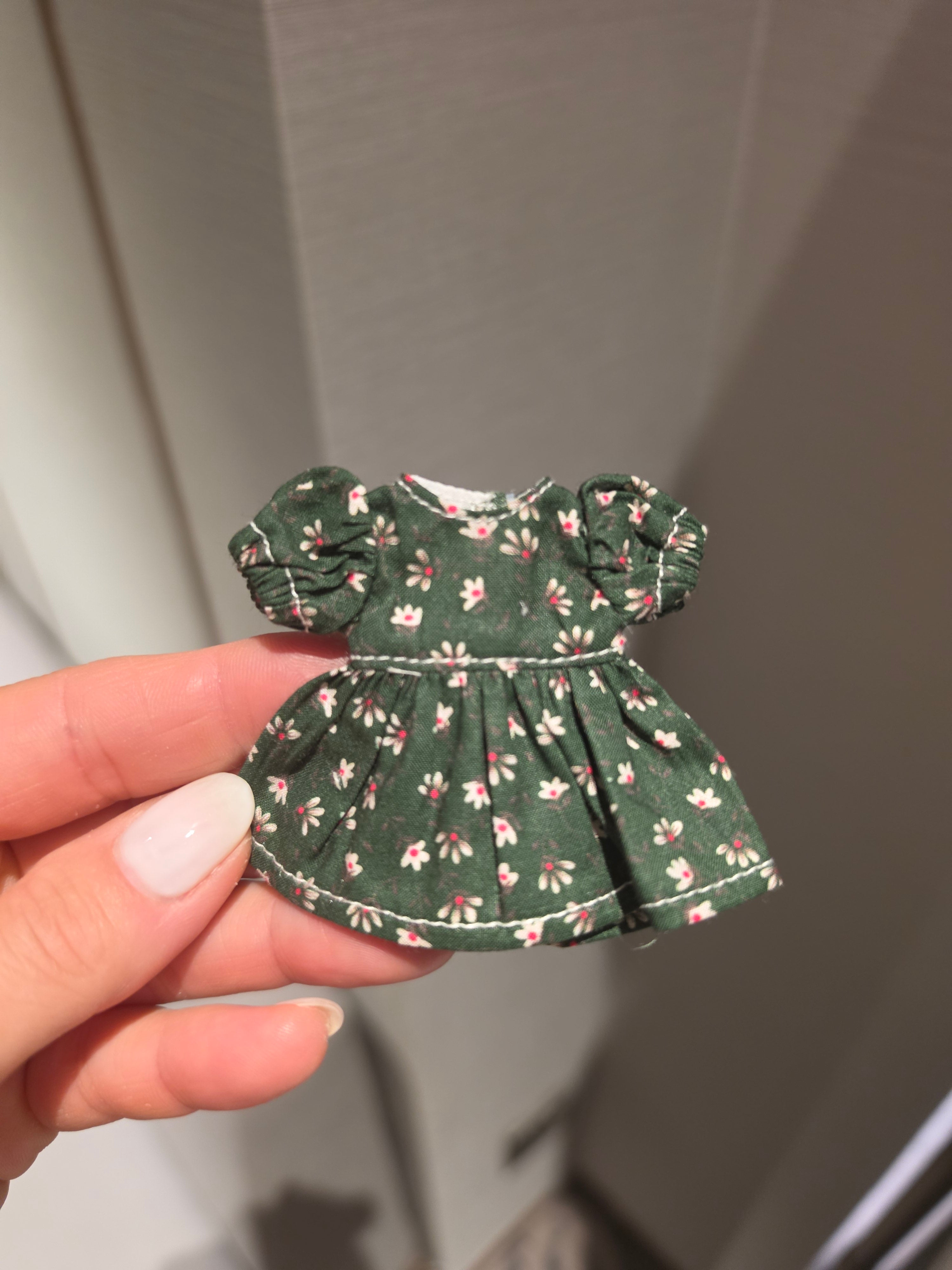 Robe verte fleurie pour petite soeur souris