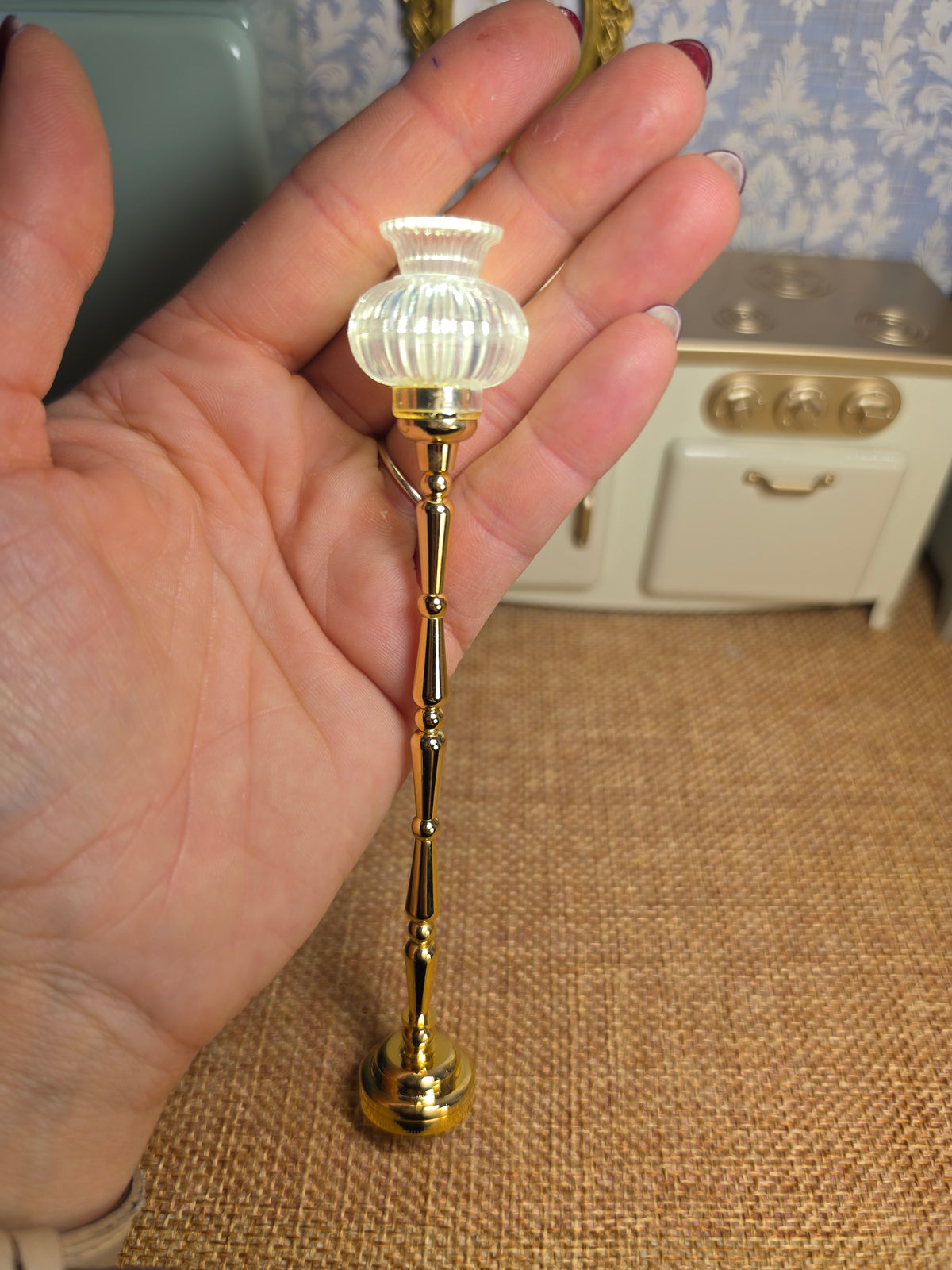 Lampe sur pied dorée lumineuse globe