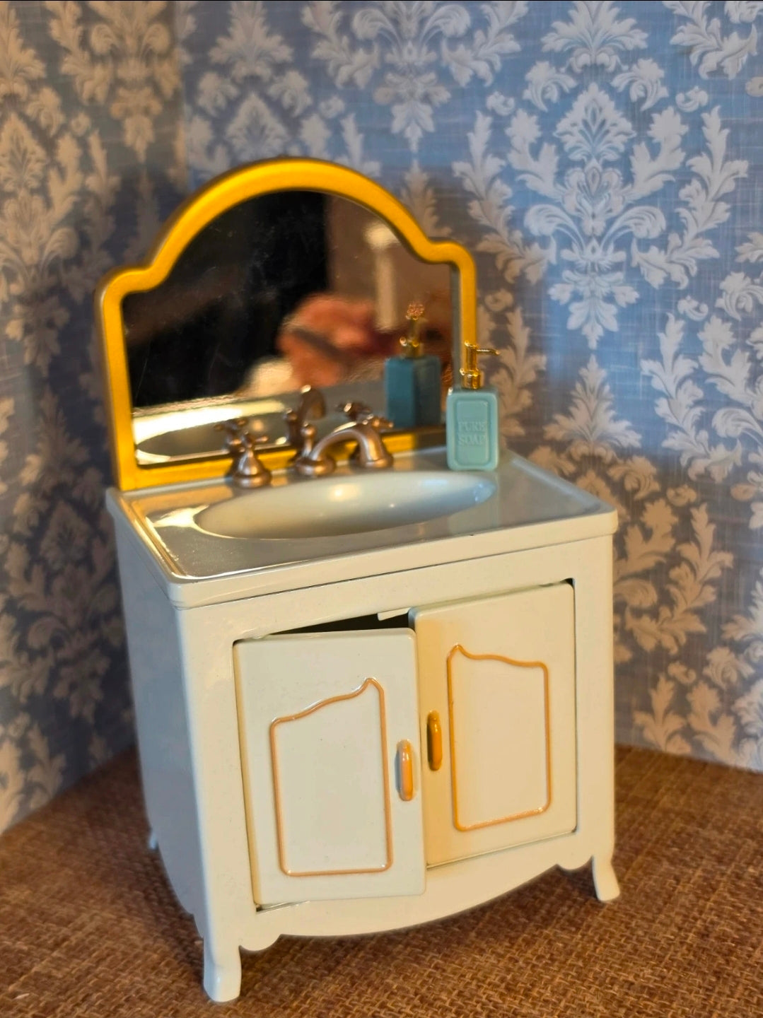 Meuble vasque en métal avec miroir