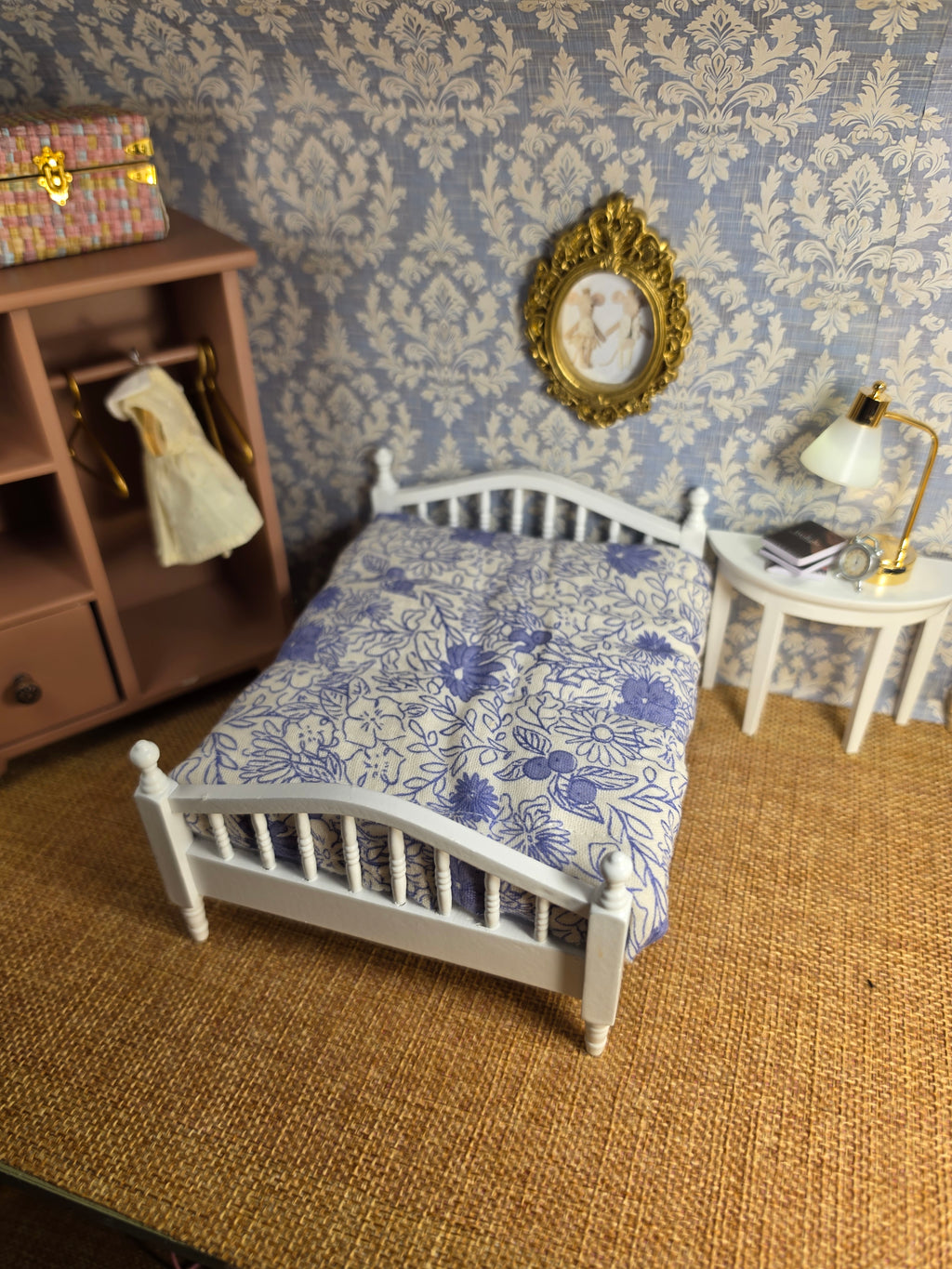 Lit double miniature en bois blanc matelas bleu– Maison de poupée / Souris
