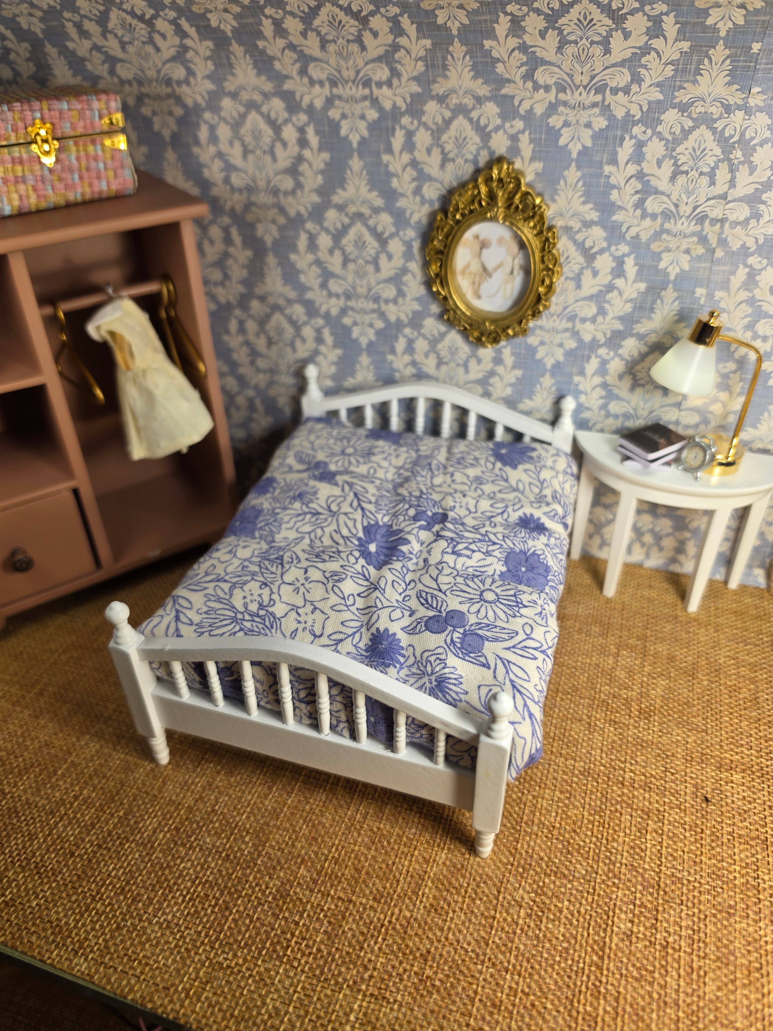Lit double miniature en bois blanc matelas bleu– Maison de poupée / Souris