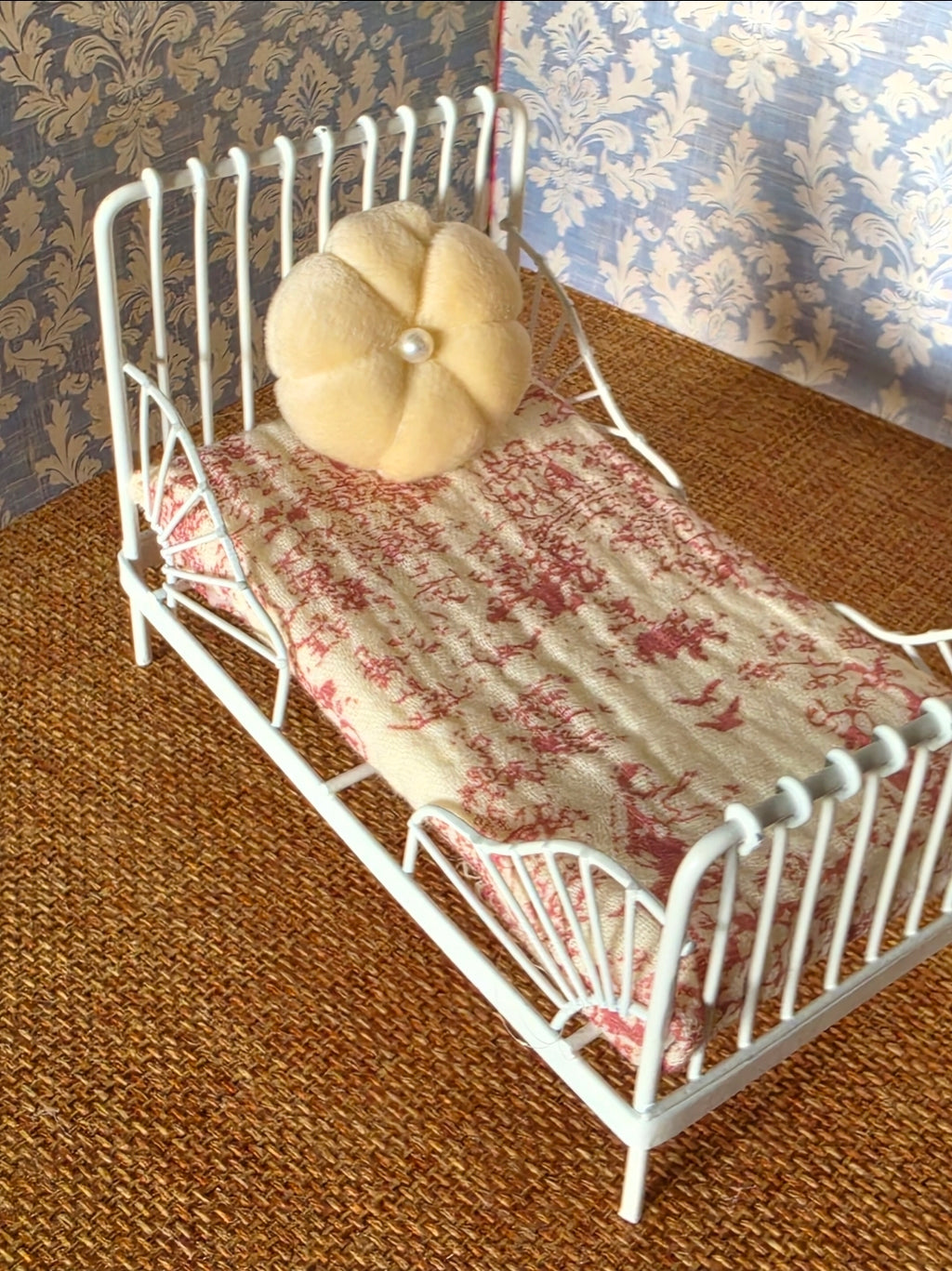 Petit coussin velours miniature pour maison de poupée échelle 1/12ème