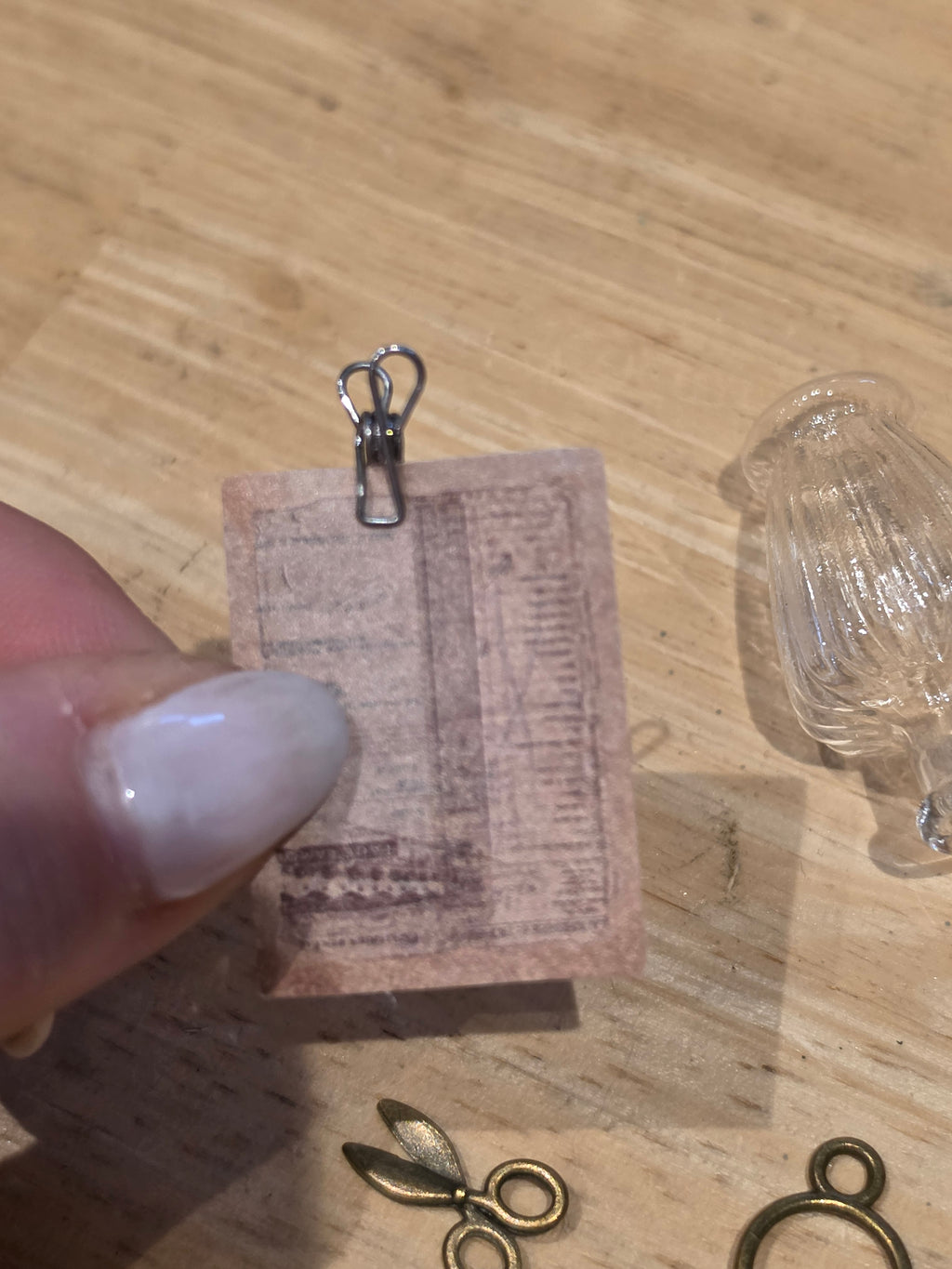 Mini facture vintage avec pince – Miniature maison de poupée 1/12