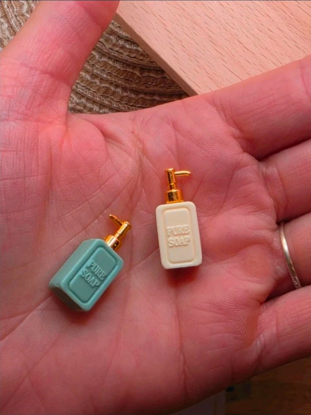 Distributeur de savon jaune ou vert