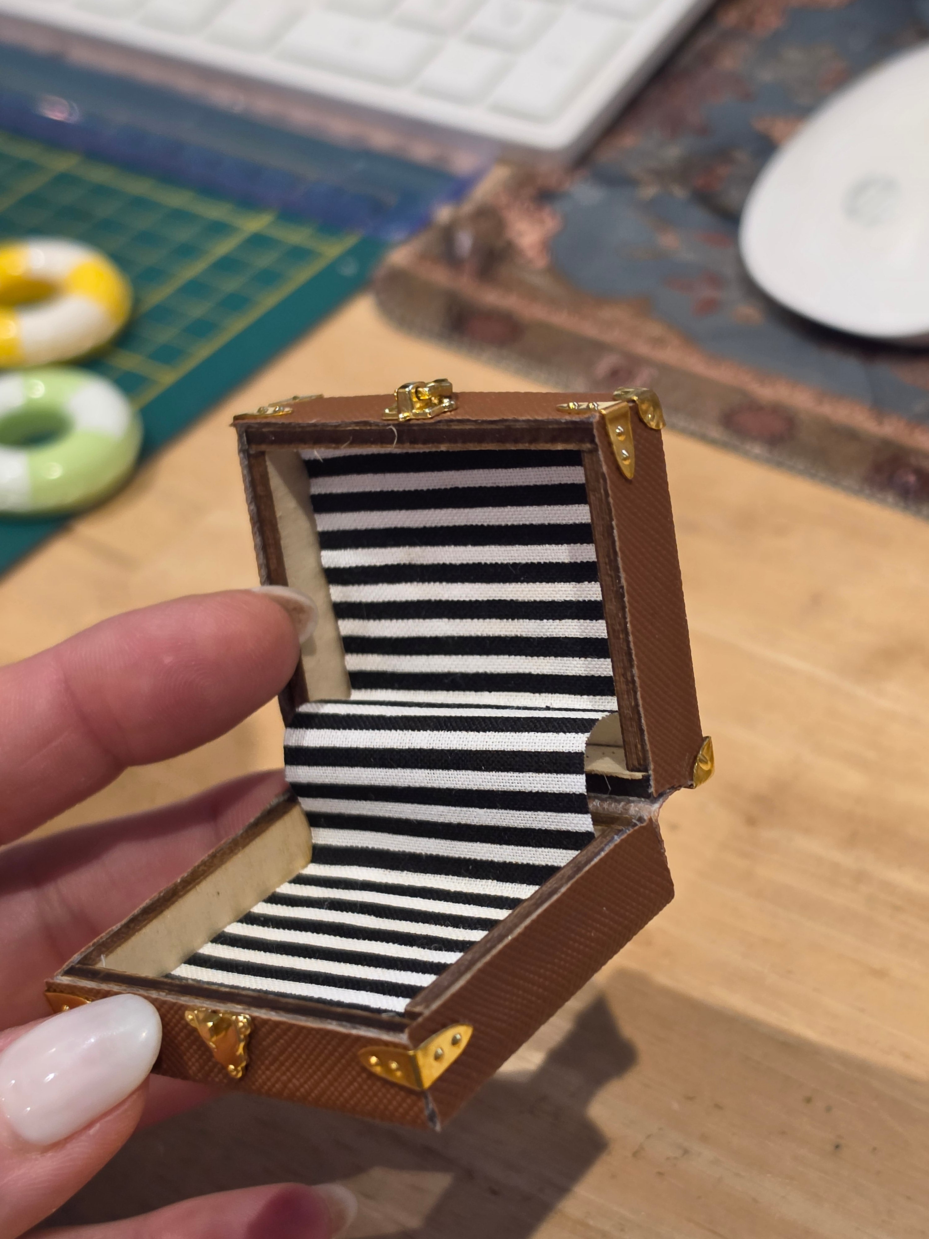 Petite valise miniature pour maison de poupée de 5 cm marron