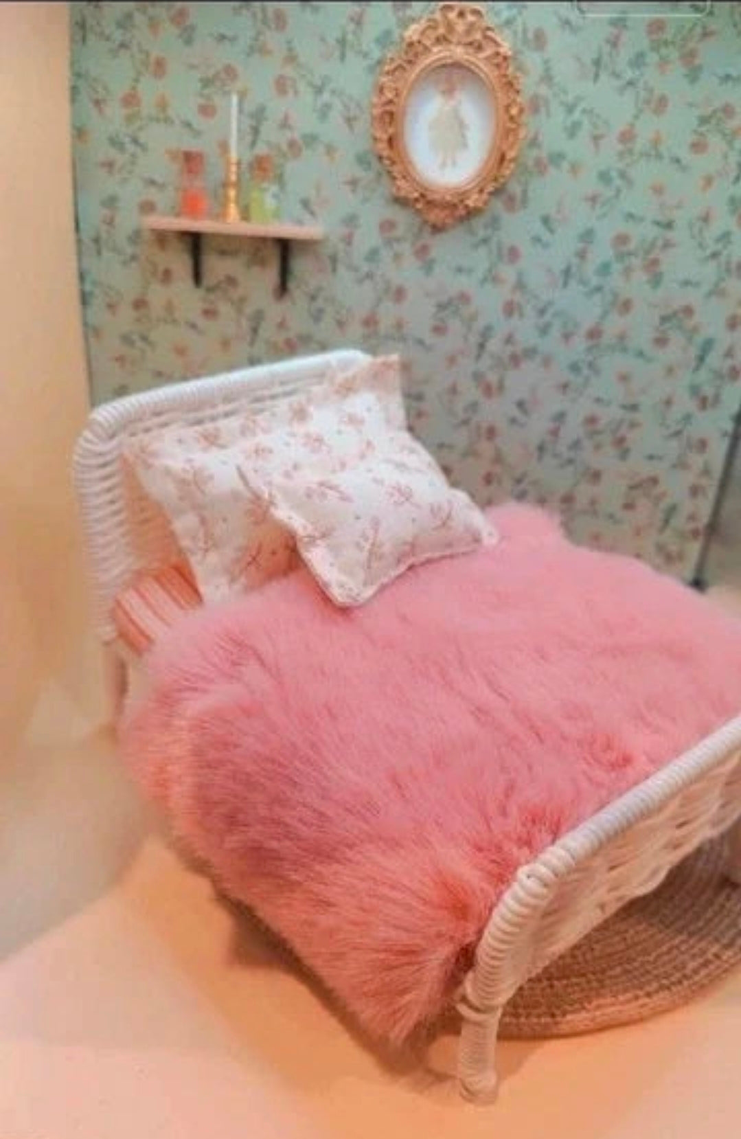 Lit double type osier et sa literie rose fluffy