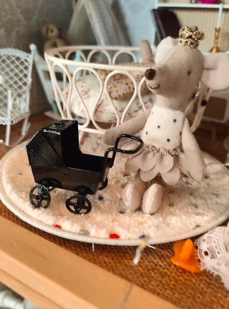 Petite poussette métallique