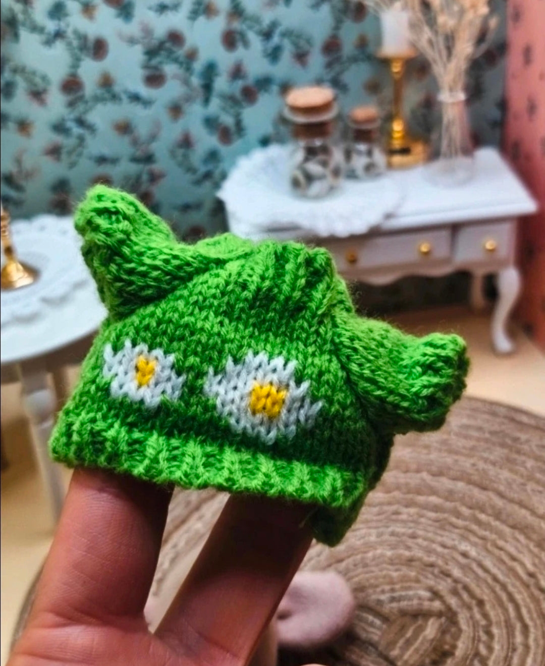 Pull vert avec fleurs tricoté