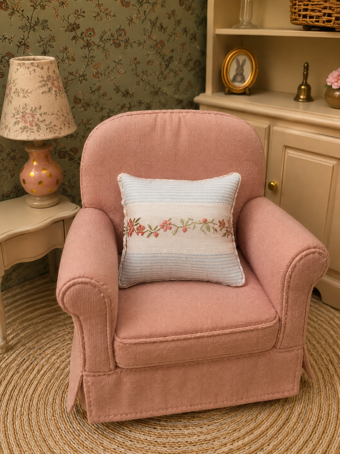 Coussin miniature fleuri pour maison de poupée