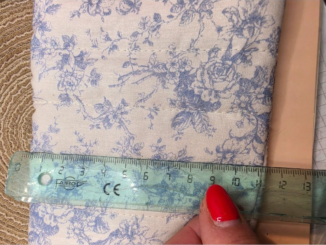 Couette miniature Toile de Jouy & traversin assorti – Échelle 1/12