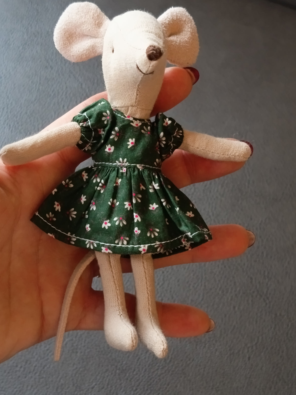 Robe verte fleurie pour petite soeur souris