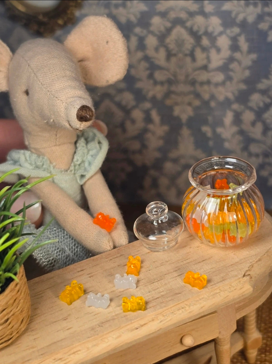 Bonbonnière en verre ronde et ses oursons miniature pour maison de poupée