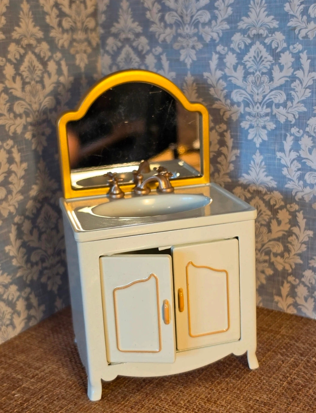 Meuble vasque en métal avec miroir