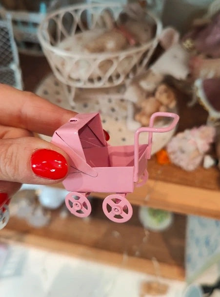Petite poussette métallique