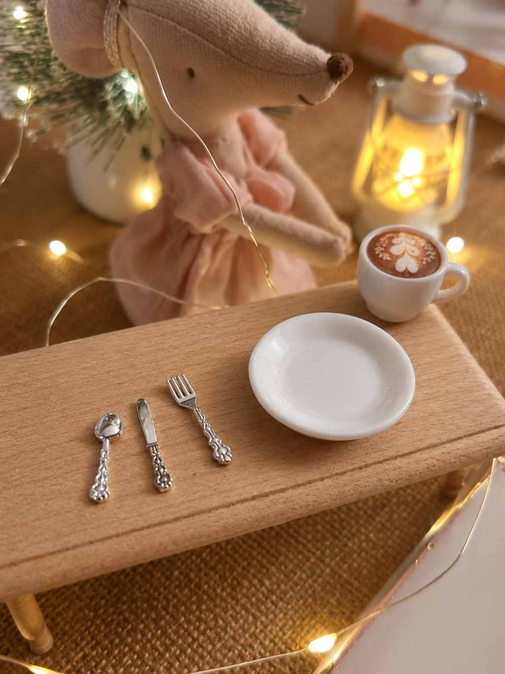 Set assiette couverts et tasse de café