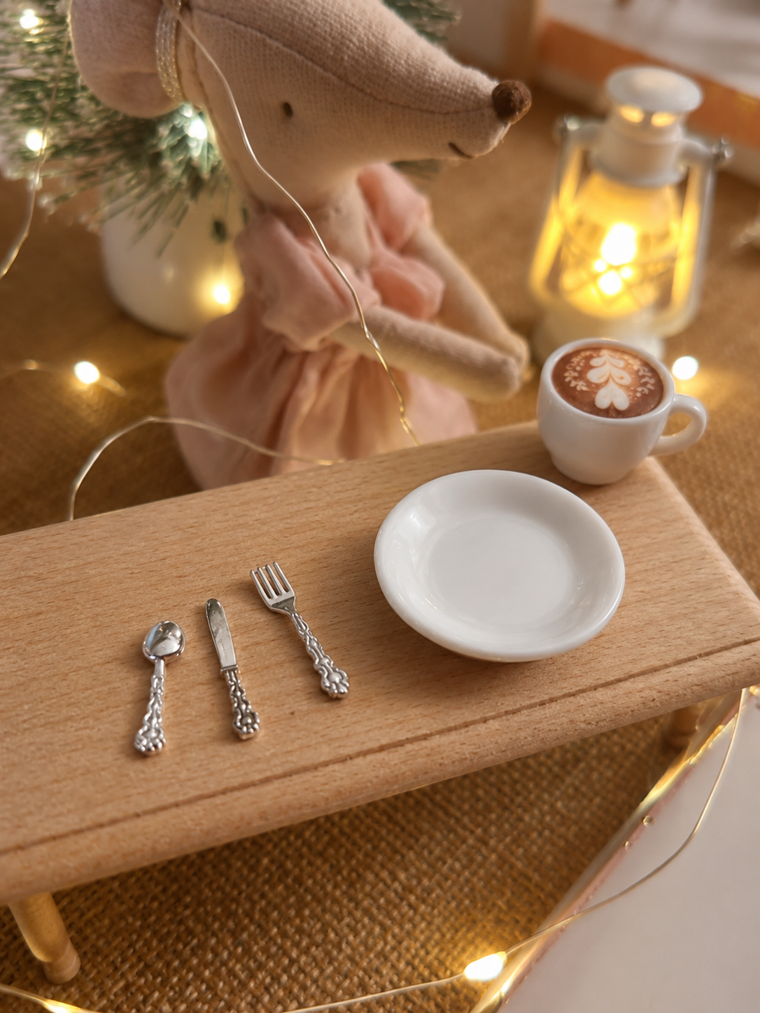Set assiette couverts et tasse de café
