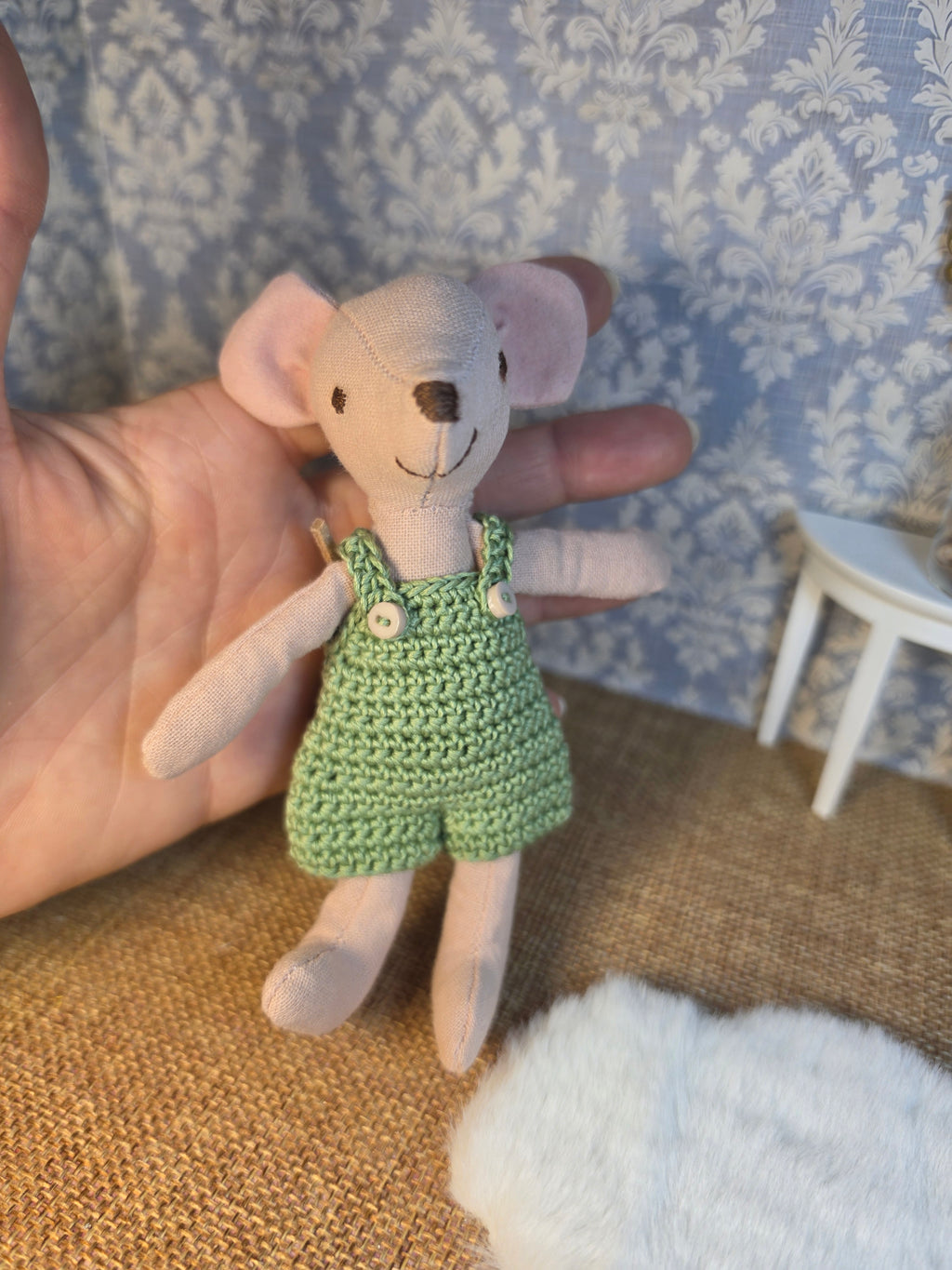Souris de 13 cm salopette verte crochet