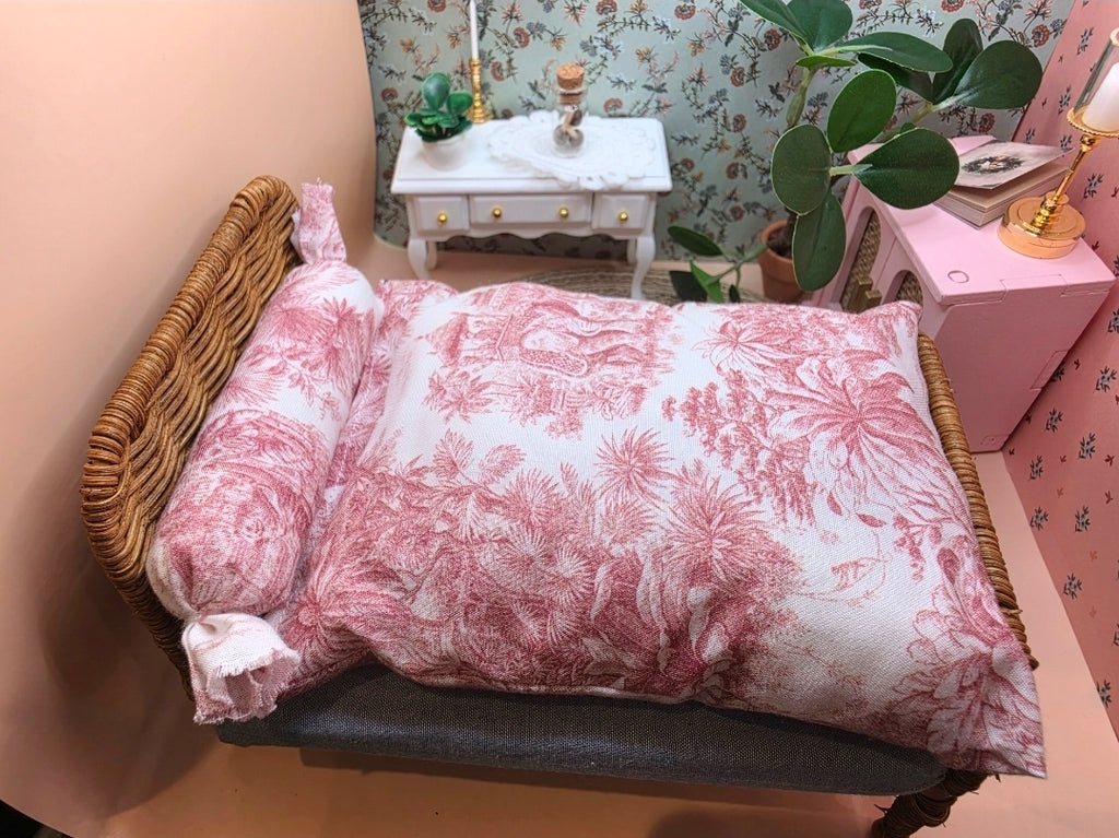 Couette miniature rouge Toile de Jouy & traversin assorti – Échelle 1/12