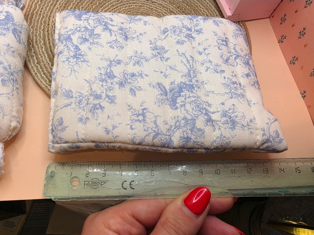 Couette miniature Toile de Jouy & traversin assorti – Échelle 1/12