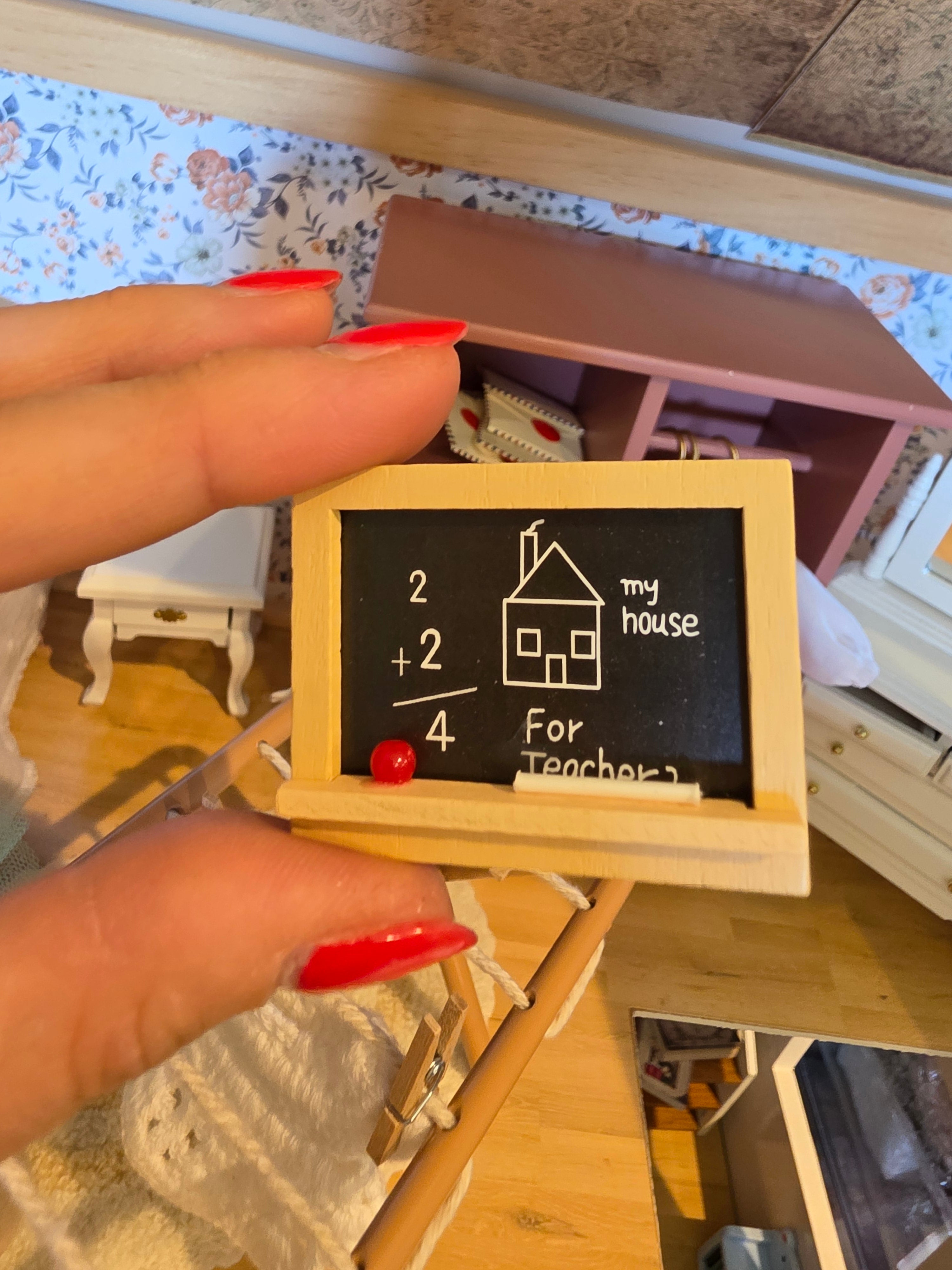 Petit tableau noir miniature – École & alphabet ✏️pour maison de poupée