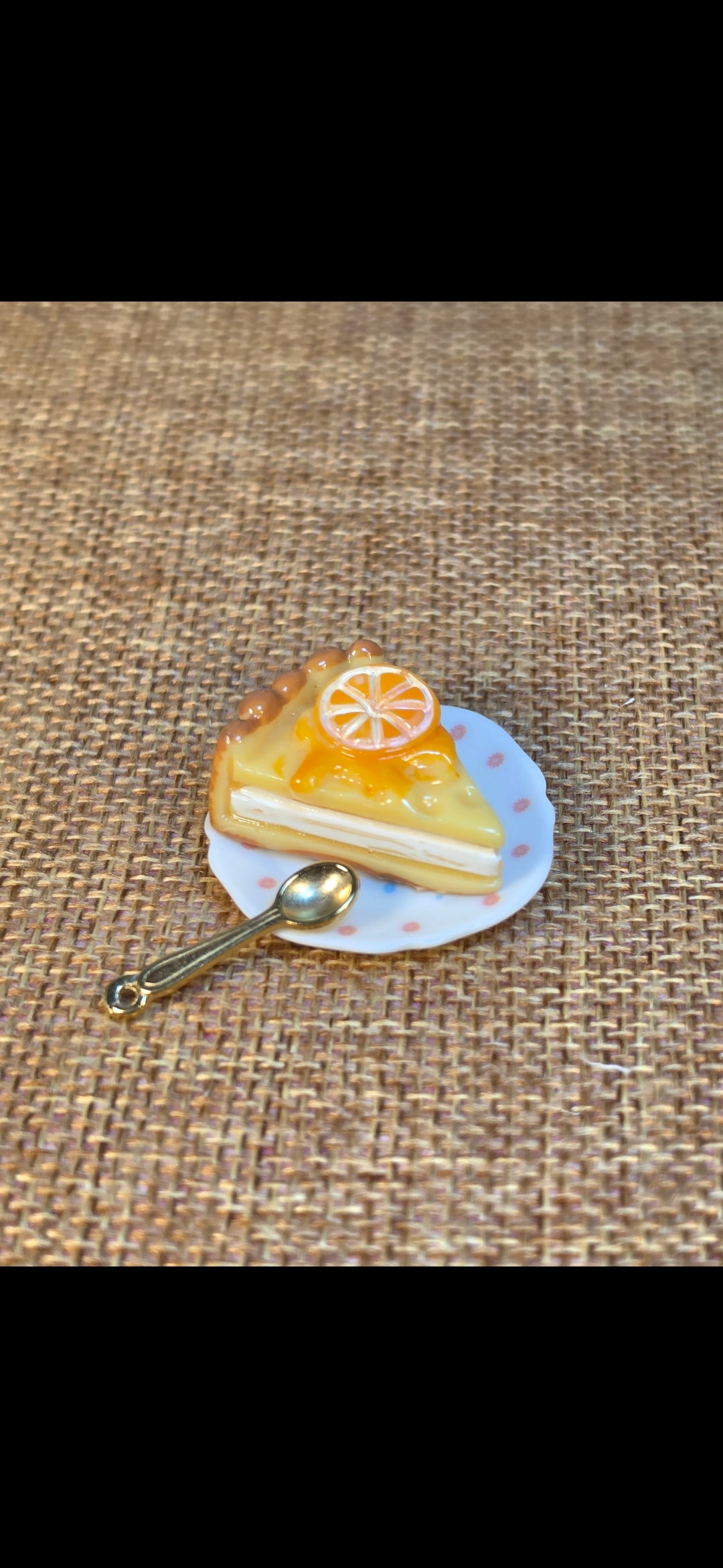 🍋 Part de tarte au citron miniature avec assiette et cuillère dorée pour maison de poupée