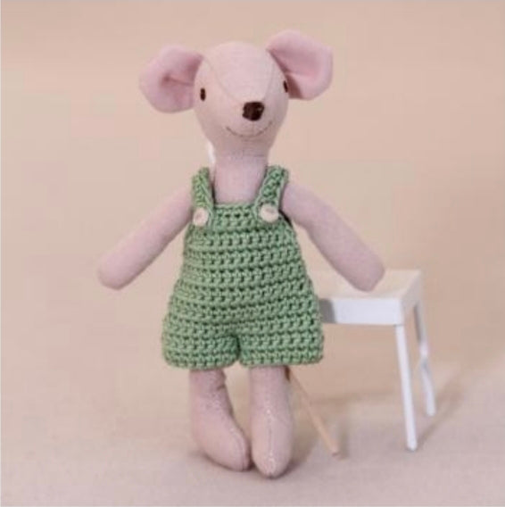 Souris de 13 cm salopette verte crochet