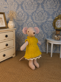 Souris en robe jaune crochet